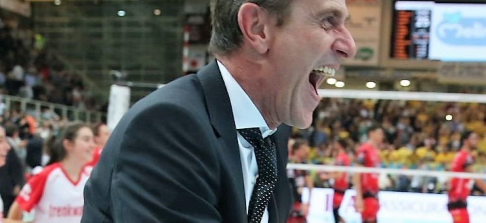 Angelo Lorenzetti festeggia un recente successo al PalaTrento (foto Marco Trabalza)